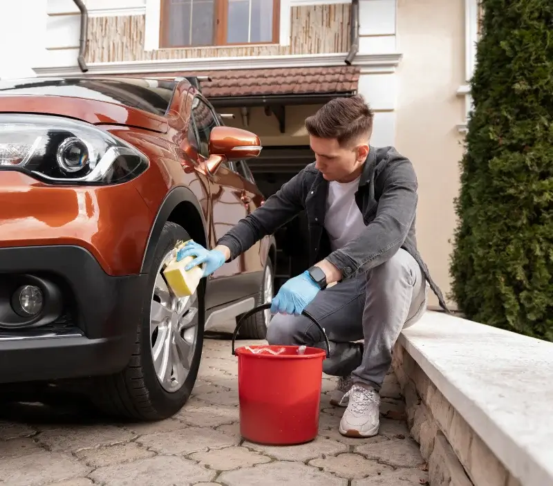 Lavage auto à domicile Noirétable : professionnel intervenant sur un véhicule